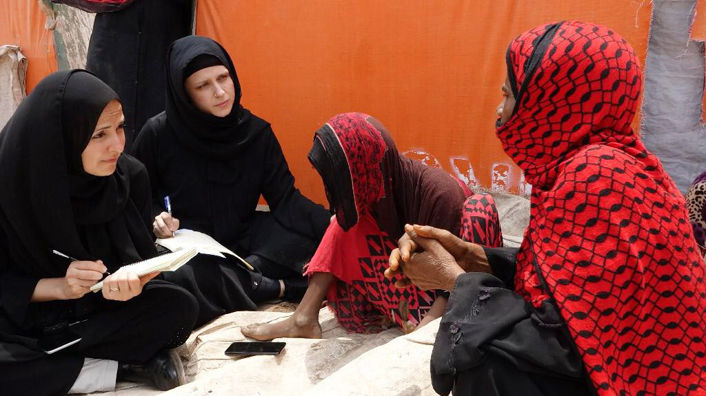 باحثتان من منظمة العفو الدولية تسجلان ملاحظاتهما أثناء إجراء مقابلات مع شخصين من النازحين بسبب النزاع.