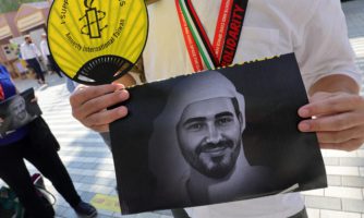 الإمارات العربية المتحدة: السلطات “تستهزئ بالعدالة” من خلال محاكمة جماعية للمعارضين الرازحين وراء القضبان