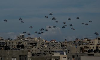 غزة: عمليات الإنزال الجوي والطرق البحرية ليست بديلًا عن إيصال المساعدات برًّا