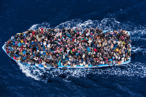 طالبي اللجوء الأفارقة على متن سفينة تابعة للبحرية الإيطالية
© Massimo Sestini / eyevine