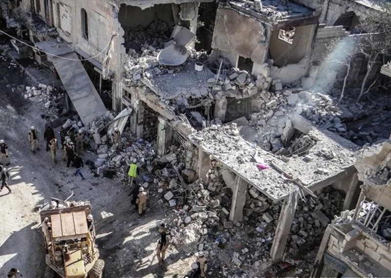 الأضرار التي لحقت منطقة سوق أريحا بعد غارة جوية يوم 29 نوفمبر 2015. 
© Muhammad Rabi al-Ghazal