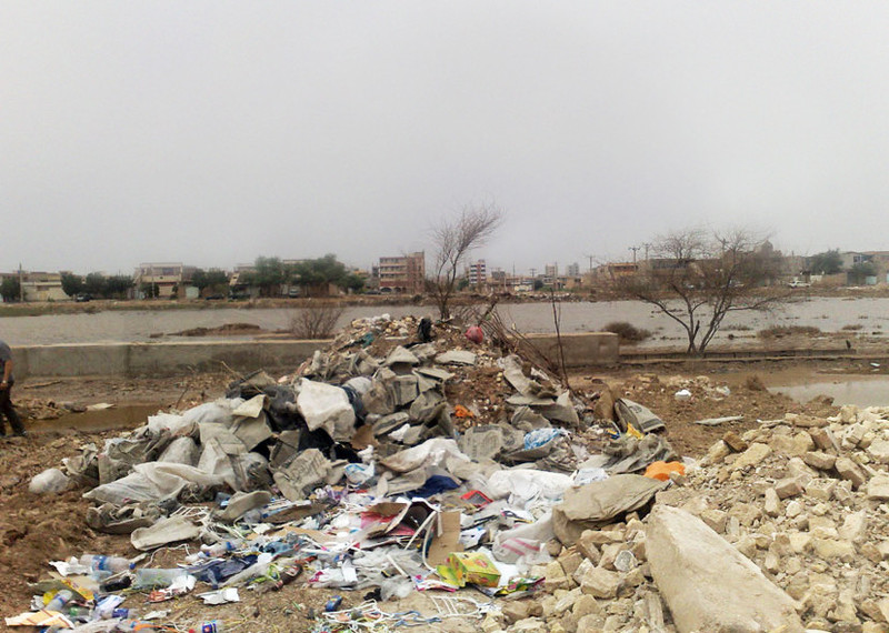 أكوام من القمامة في موقع مقبرة الأهواز الجماعية ©Human Rights Activists News Agency (HRANA)
