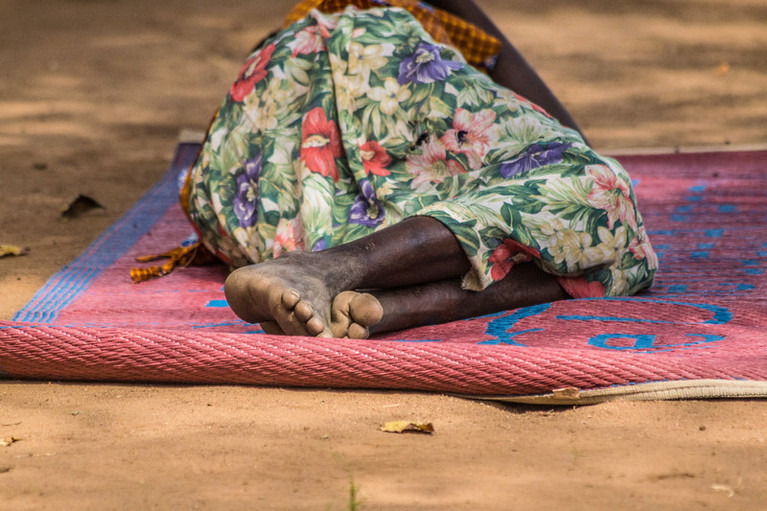 امرأة مسنة تنام خارج مركز يويو الصحي في مستوطنة بيدي بيدي للاجئين، منطقة يومبي، شمال أوغندا. © ناتاليا جيدوفانو