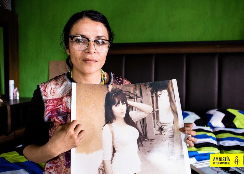 نانسي أرياس أرتياغا تُمسك صورة لابنتها ألوندرا، التي قُتلت - عقب تعرُّضها لإساءة معاملة مستمرة على يديْ صديقها. © Amnesty International