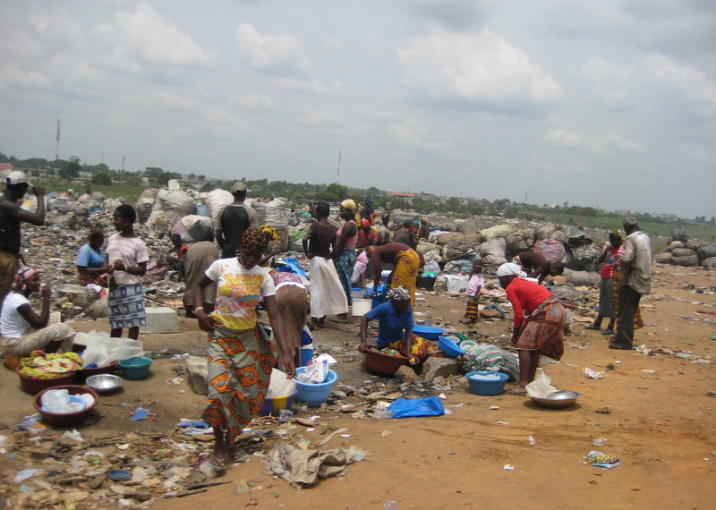 Akouédo dump site. This is the location where Trafigura contracted with a small Ivorian company to dispose of large amounts of toxic waste
without treatment.