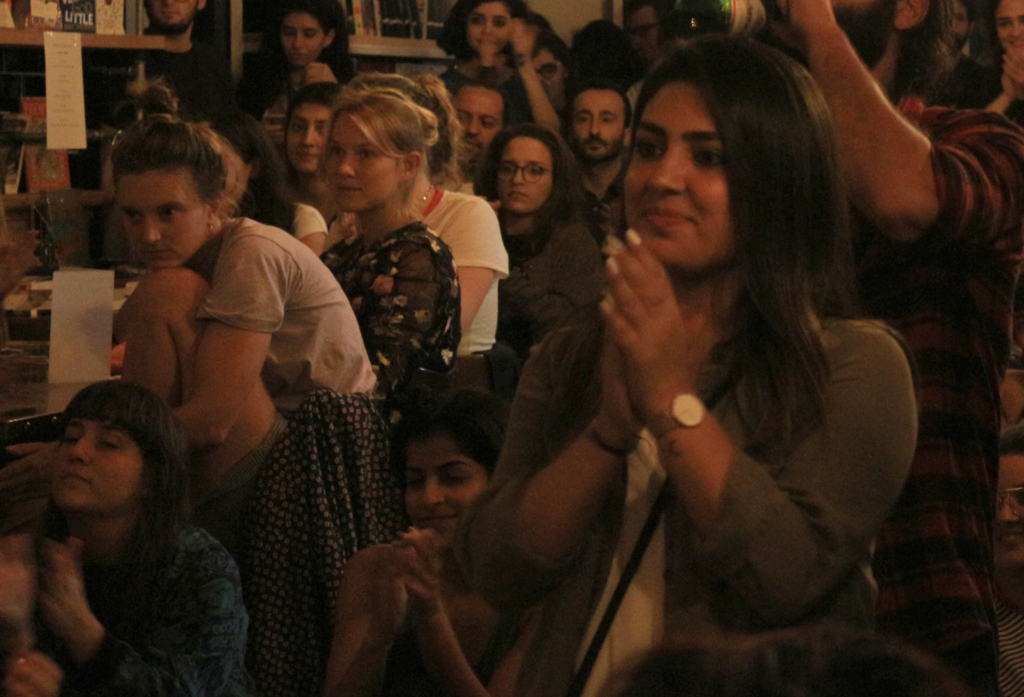 حشد مجتمع للاستماع إلى القصص. © Ruba Saleh