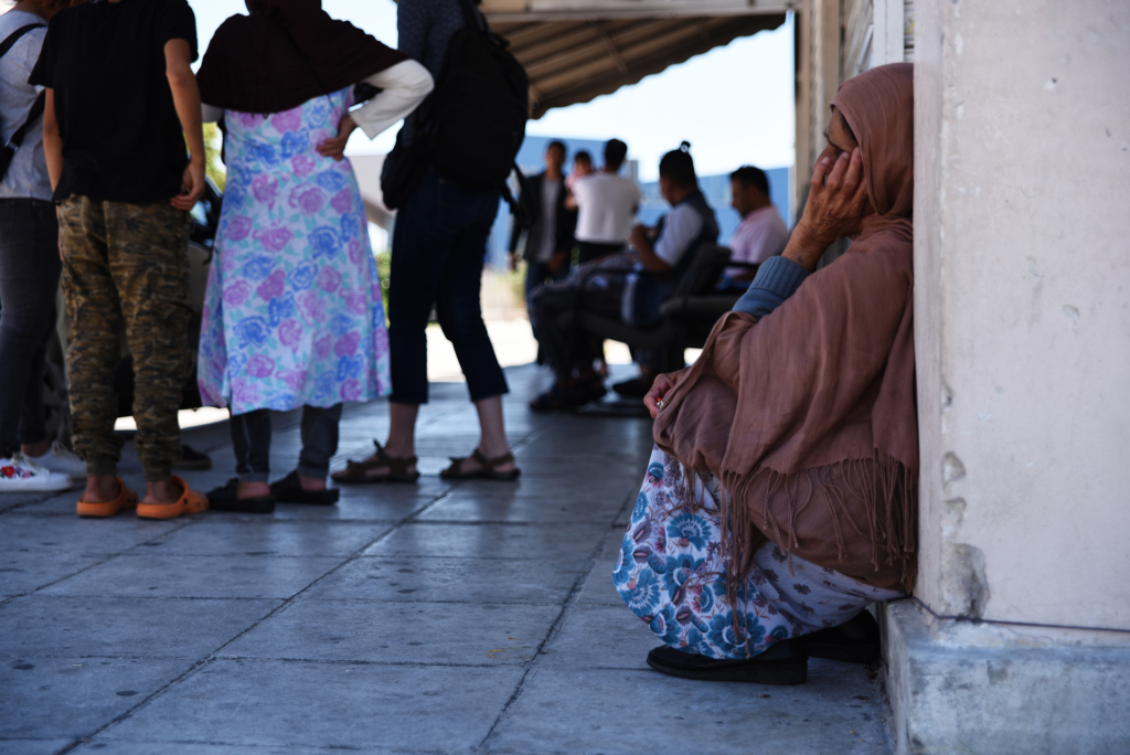 ثمة زهاء 45,500 لاجئ ومهاجر (في سبتمبر/أيلول 2018) يعيشون في أماكن إقامة مؤقتة في البر اليوناني. وقد التُقطت هذه الصورة خارج مخيمات إلينيكو في ضواحي أثينا. وقد أُغلقت المخيمات في النهاية في يونيو/حزيران 2017 إثر مطالب متكررة من جانب الأشخاص الذين يقيمون هناك، بالإضافة إلى المنظمات الوطنية والدولية. Copyright: Lene Christensen/Amnesty International