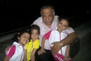 غسان الشهابي وابنتاه التوأمان، جود وجنى
© Private