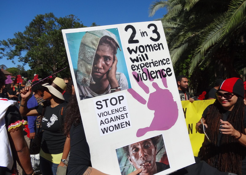 ناشطون يطالبون الحكومة باتخاذ إجراءات للمساعدة في إنهاء العنف ضد النساء في بابوا غينيا الجديدة. المصدر: Kate Schuetze / منظمة العفو الدولية.