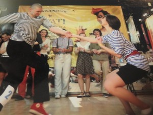 فى أبريل 2012 رقص ساشا و ستيبا طريقهم إلى نهائيات بطولة الرقصة “بوغى ووغى” و بعد شهرين قبض عليهم