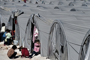 وروتش، وهي بلدة تركية تبعد أقل من 10 كيلومترات عن كوباني، قال لاجئون أن التجربة المفزعة التي مر به الطلاب لم تكن سوى عينة لعمليات اختطاف عديدة قامت بها الدولة الإسلامية
© ARIS MESSINIS/AFP/Getty Images