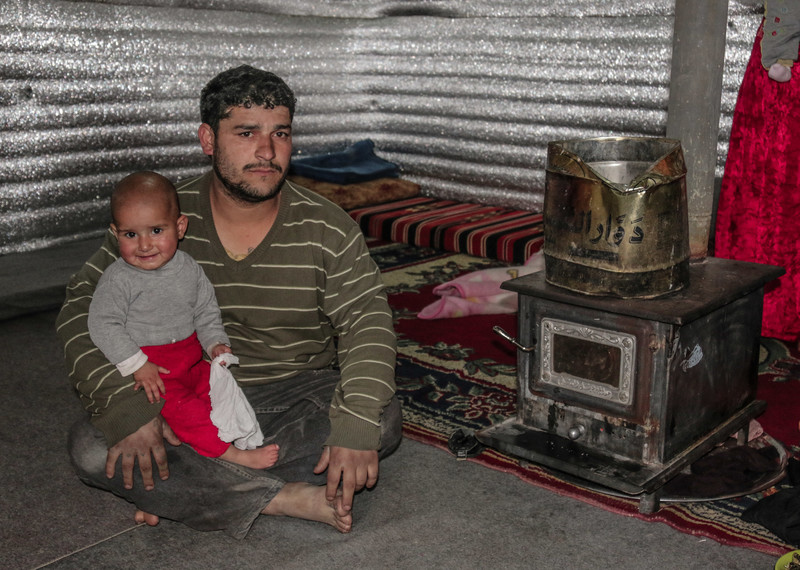 إياد، البالغ من العمر 28 عاماً، مع أحد أطفاله