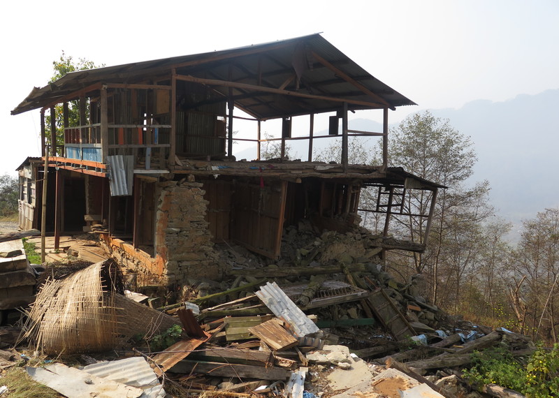 منزل هدمه الزلزال في مقاطعة دولاخا، بإقليم نيبال الأوسط. ففي 25 أبريل/نيسان 2015، ضرب نيبال زلزال هائل بدرجة 7.8 على مقياس ريختر. وتلت ذلك هزة أرضية ثانية بقوة 7.3 درجة في 12 مايو/أيار 2015. فتهدم ما مجموعه 604,930 منزلاً بالكامل، بينما أصيب بأضرار مختلفة 288,865 منزلاً آخر، في أنحاء شتى من نيبال. © Amnesty International