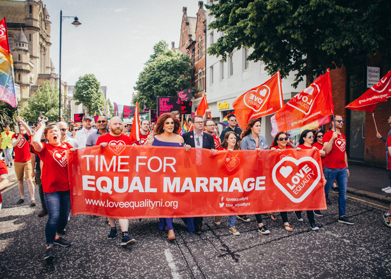 نشطاء ينضمون إلى مظاهرة من أجل المساواة في الزواج، في بلفاست، أيرلندا الشمالية. المصدر: Brendan Harkin/Love Equality.