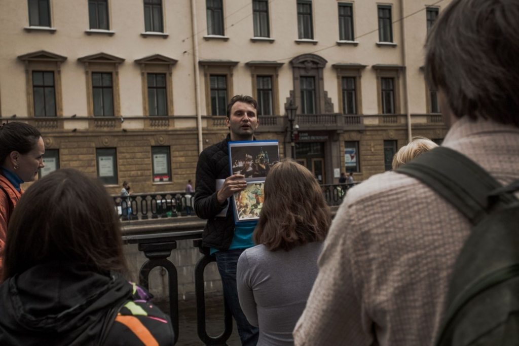 Participants take a close look at one of the stops of the tour © Gleb Paikachev