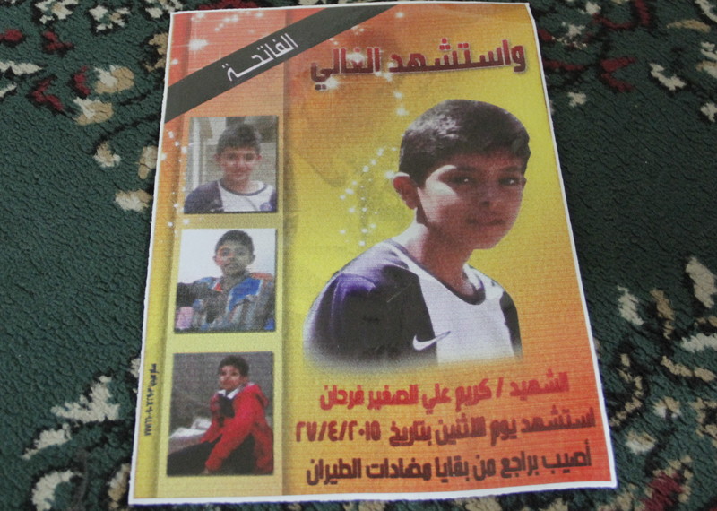 ملصق لكريم علي الصغير فرحان ، 13 عاما، الذي قتل بقذيفة مضادة للطائرات في 27 نيسان حينما كان يغادر منزله للذهاب إلى المسجد لأداء صلاة الظهر