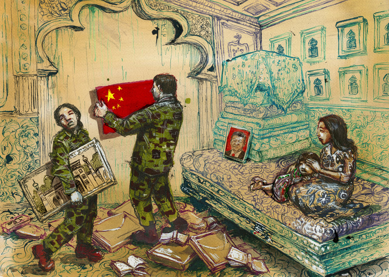 مسؤولو الحكومة الصينية يزيلون التحف والمقتنيات الدينية والثقافية من المنزل. © Molly Crabapple