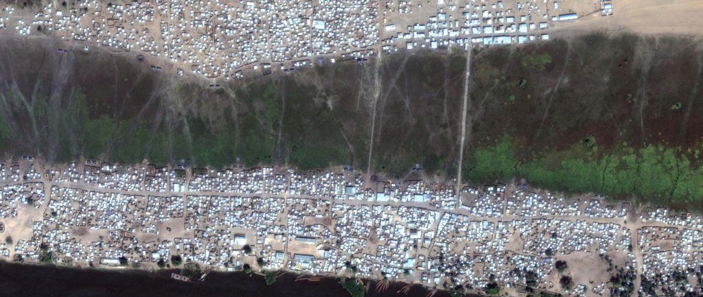 Before (December 2016) and after (March 2017) satellite images show how areas of central Wau Shilluk were burnt. © DigitalGlobe 2017, NextView License