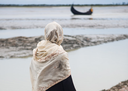 A Rohingya refugee who arrived by boat from Myanmar overnight looks at the final stretch before arriving to Bangladesh, 28 September 2017. © Andrew Stanbridge / Amnesty International