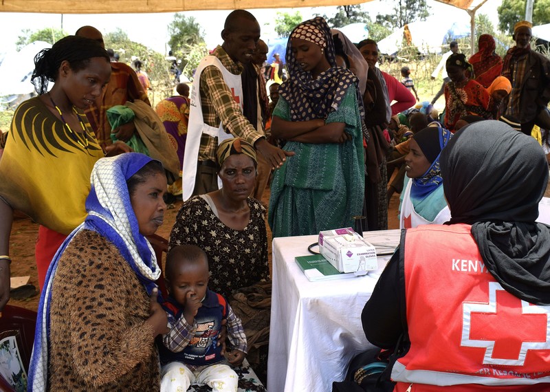 A Kenya Red Cross official conducts a medical examination at Sesion camp for refugees at Kenya's border town with Ethiopia, Moyale, about 779 kilometres north of capital Nairobi, on March 17, 2018 after fleeing Ethiopia. © AFP/Getty Images.
