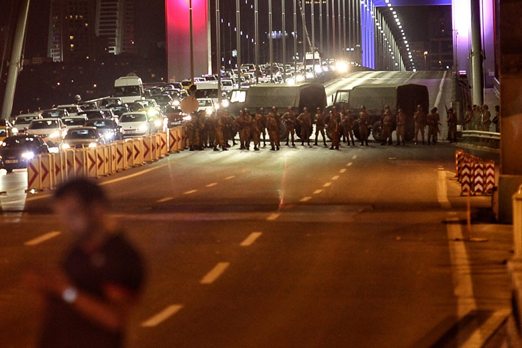 Turkish soldiers block Istanbul's Bosphorus Bridge on July 15, 2016 in Istanbul. @Gettyimages