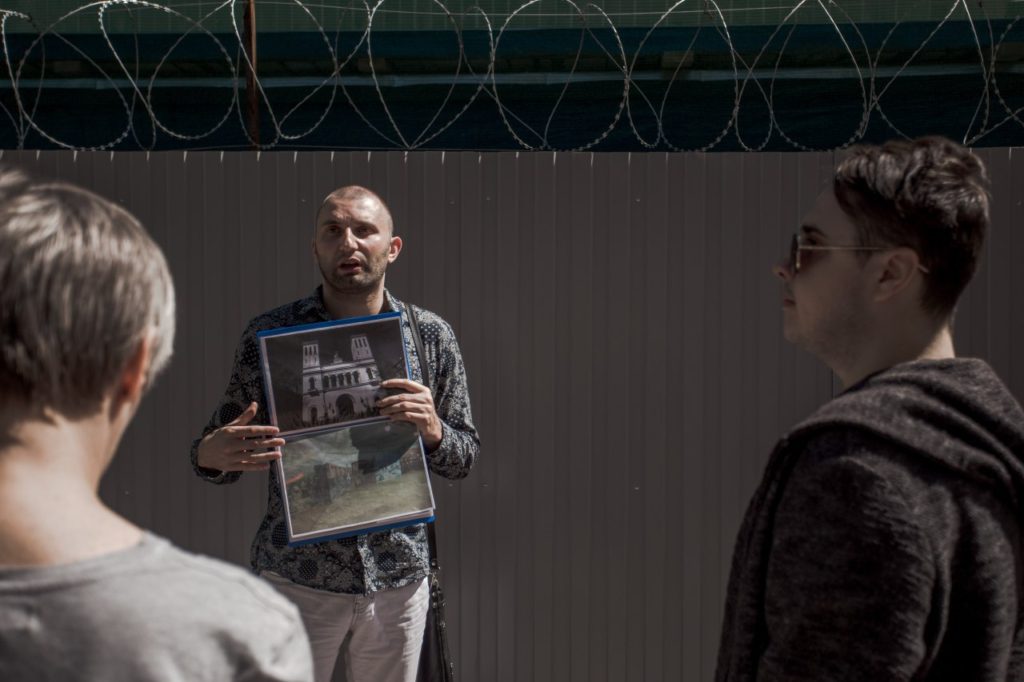 A guide gives an explanation of one of the stops in the tour © Gleb Paikachev