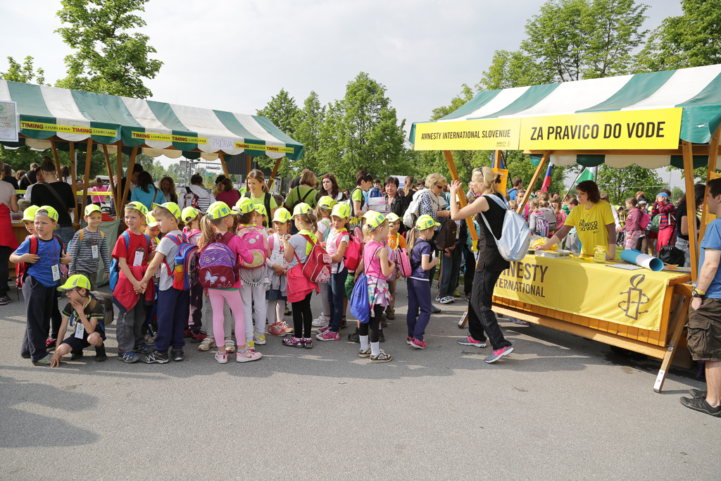 Primary School Children walking the 'Path along the Wire' around the Slovene capital Ljubljana and visiting the Amnesty Slovenia information point, 10 May 2013. ©Amnesty International