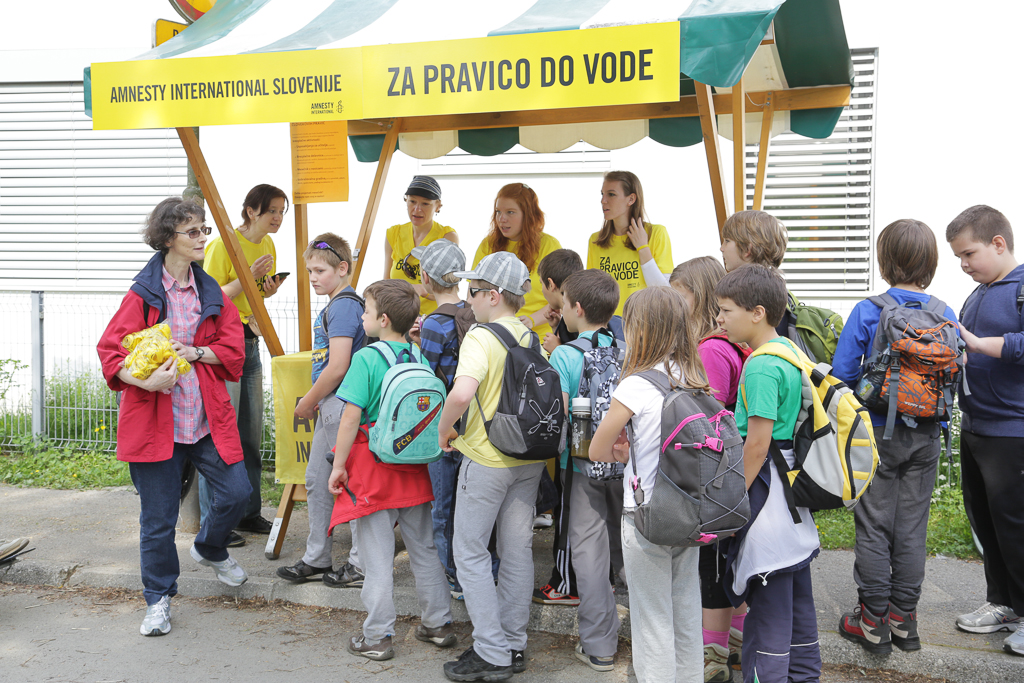 Amnesty Slovenia organized four information stands along the path to provide school teachers and children the information about the project on the right to water of Slovenian Roma, 10 May 2013.©Amnesty International