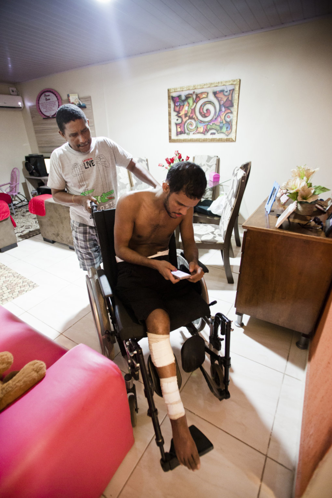 Vitor spent three months in hospital. For over a year now he has been bed-bound in a small, first floor, windowless bedroom at home. © AF Rodrigues / Anistia Internacional