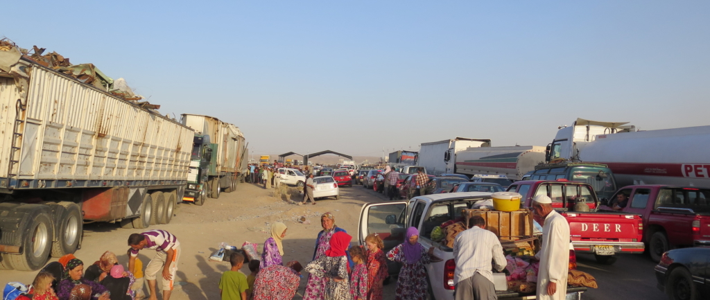 Iraqis fleeing violence in the Nineveh province wait in their vehicles at a Kurdish checkpoint in Aski Kalak. © AFP/Getty Images