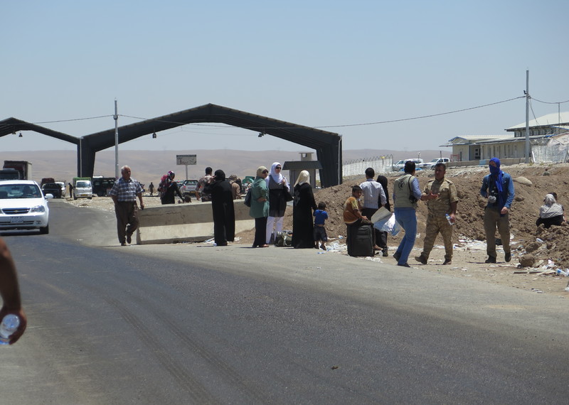 Thousands of IDPs fleeing conflict stranded at the Kalak checkpoint ©Amnesty International.