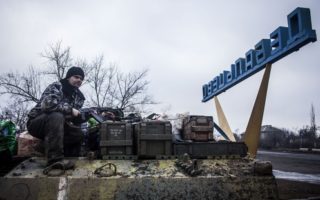 Ukraine: Fears of detainee abuse as armed groups close in on Debaltseve