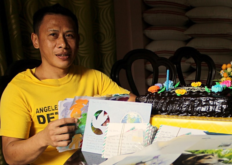 Jerryme Corre looks through some of the letters sent to him as part of Write for Rights 2014. Credit: Amnesty International