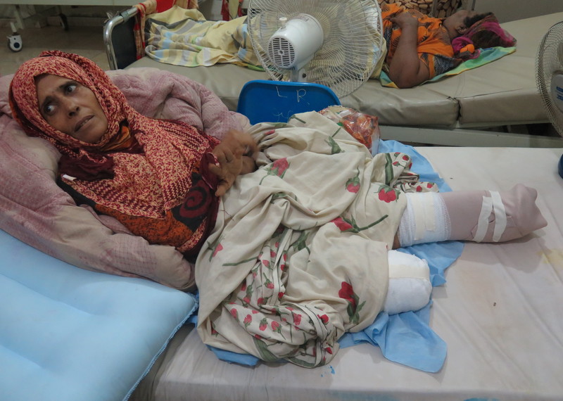 On 5 July 52-year-old Su’ud Amer was tragically wounded by a mortar as she fetched water from a faucet a few meters from the Omar Ben Khattab School in Dar Saad, Aden. She lost both her legs. © Amnesty International