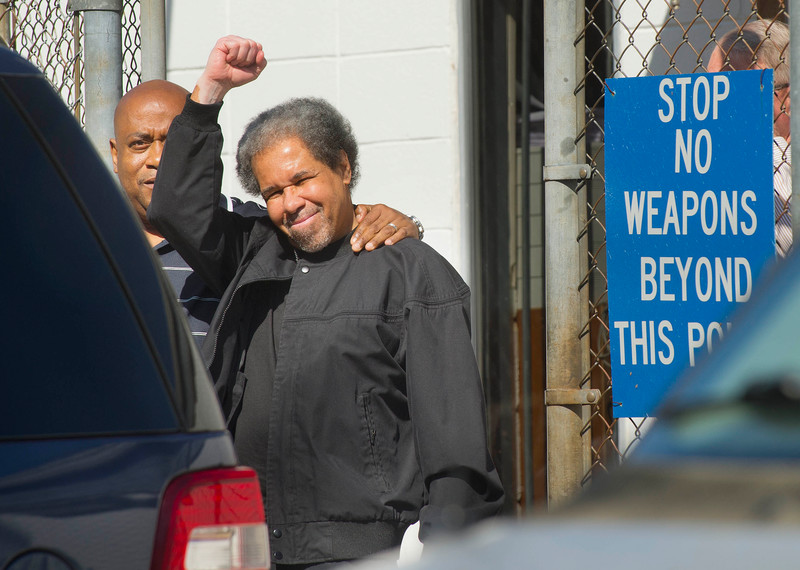 Albert Woodfox raises a fist as he walks out of West Feliciana Detention Centre, Louisiana, USA, after spending 44 years in solitary.  © Travis Spradling/The Advocate via AP