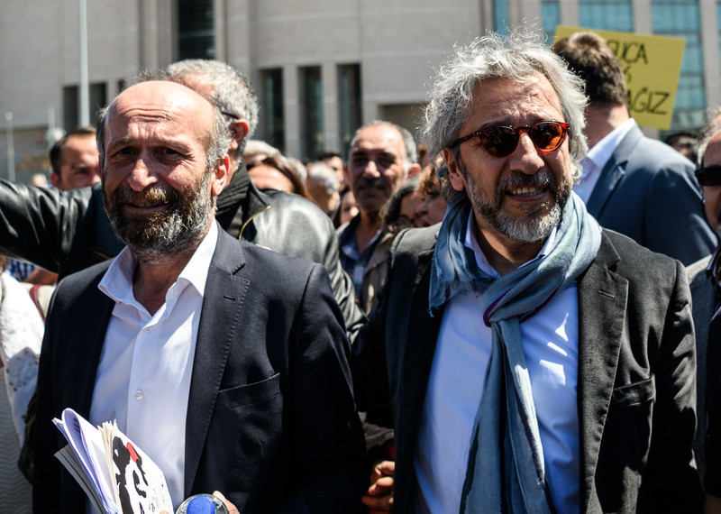 Erdem Gül (left) and Can Dündar. © OZAN KOSE/AFP/Getty Images