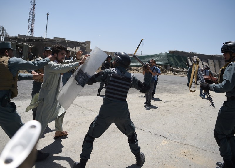 Afghan police clash with demonstrators during a protest that followed a catastrophic truck bomb attack in Kabul, 2 June 2017.  © WAKIL KOHSAR/AFP/Getty Images