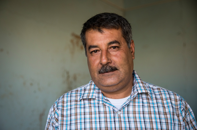Azim Mifleh had to diversify and grow crops in greenhouses. Most of the crops he now grows, including cucumbers, tomatoes and squash, can only be cultivated in the winter and spring seasons. © Amnesty International