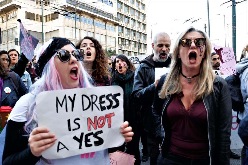 Cientos de personas se manifiestan contra la violación, el sexismo y la mutilación genital femenina en Grecia. Foto: Sopa Images
