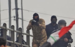 Iraqi security forces aim at protesters from the Mohammed al-Qasim highway overpass near al-Gailani intersection in Baghdad, 21 January 2020.