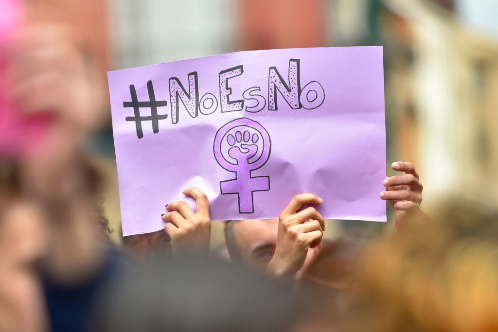 Manifestantes con pancartas que dicen “no es no”.