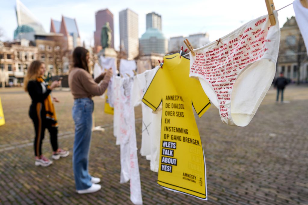 Un grupo de personas en Países Bajos participa en la campaña Hablemos del SÍ de Amnistía Internacional. Foto: Phil Nijhuis