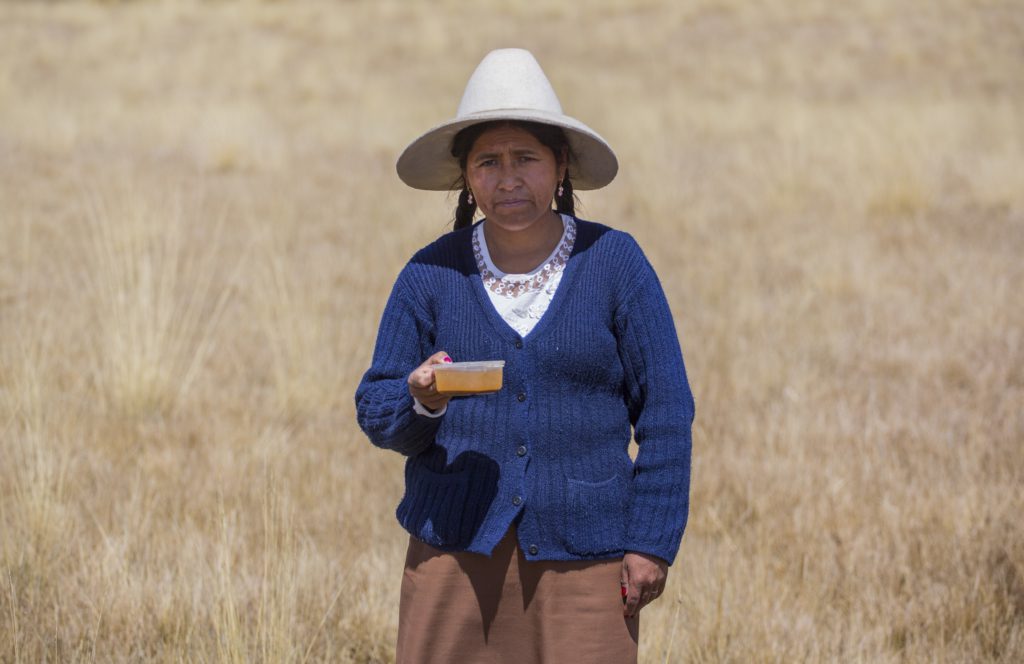 Carmen Chambi Surco with water from her community that she denounces as being contaminated with toxic metals  

Photo: Diego Cardenas Sedano / Amnesty International 2017