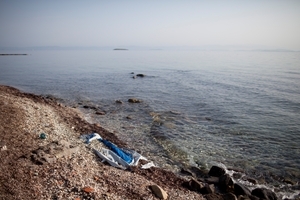 The remains of a rubber boat used by migrants to cross the Aegean see from Turkey to the Greek island of Lesbos washed to shore on May 6, 2010. © Uriel Sinai/Getty Images