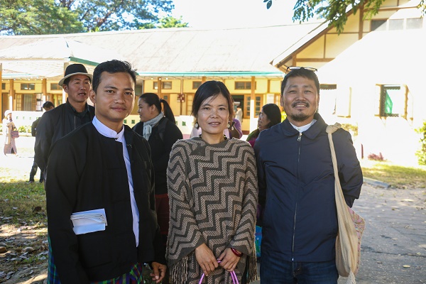 A court in northern Myanmar sentenced Lum Zawng (m), Nang Pu (f), and Zau Jet (m) today to six months imprisonment and a fine of 500,000 MMK (320 USD) each. On 3 September 2018, the three peaceful activists were charged under Section 500 of the Penal Code with defamation of the Myanmar military.