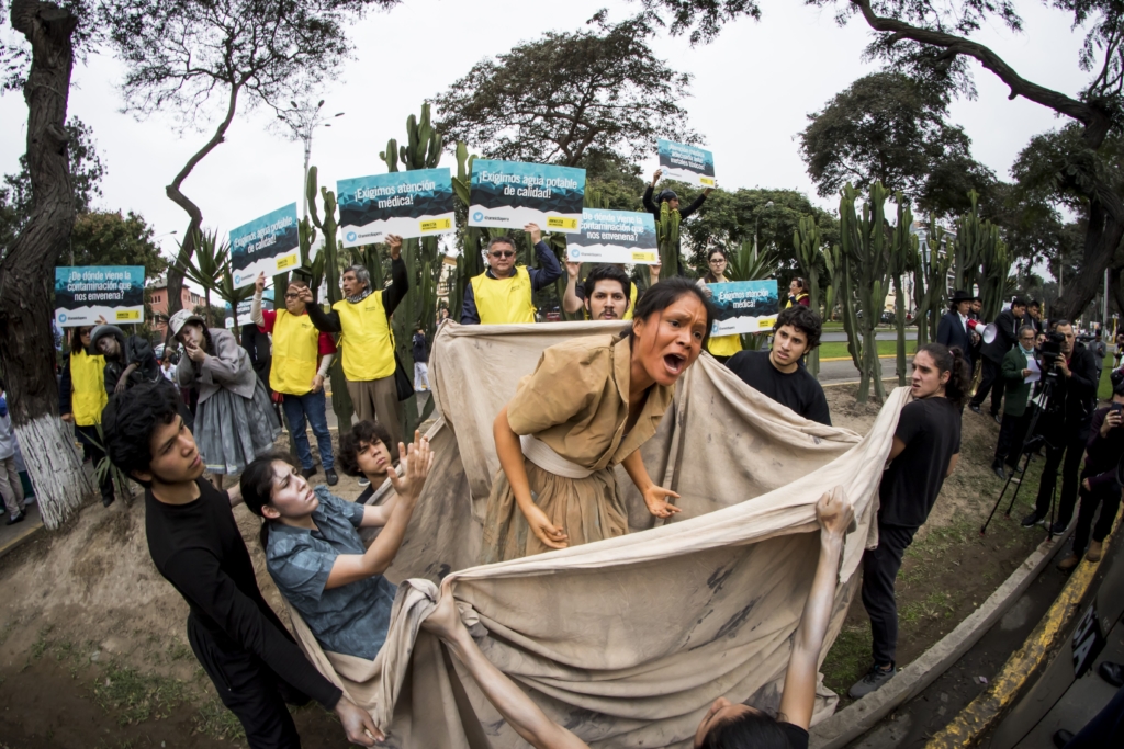 A theatre collective performs outside the Ministry of Health denouncing the toxic metal pollution in Peru, as Amnesty International hands in a petition with over 32,000 signatures in support of the National Platform-s demands. Photo: Amnesty International, 2018