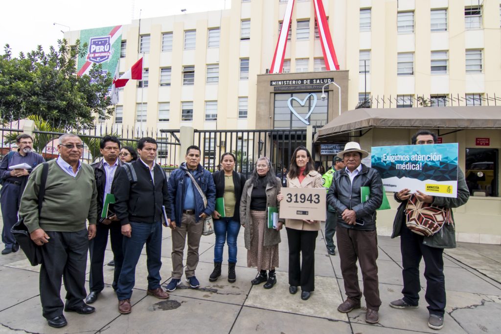 Marina Navarro, Director of AI Peru, with members of the National Platform ready to hand in 30,000 signatures from Amnesty International members and supporters across the globe to the Ministry of Health in support of the National Platform’s demands. Photo: Amnesty International, 2018