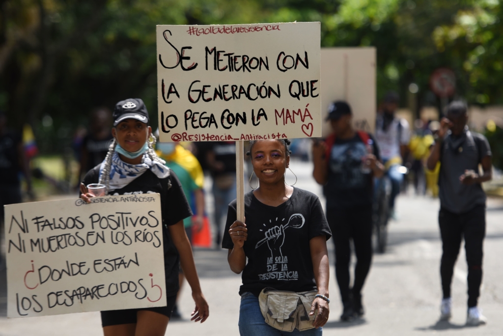 The violence contrasts with the multiple peaceful protest demonstrations, where a frequent slogan is that all armed actors put barbarism to one side. Photo: Christian Escobar Mora/Amnesty International