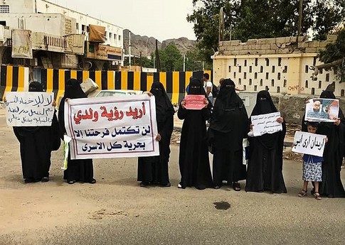 Families protest unlawful detentions outside the presidential palace complex, June 2018, Aden. © Private