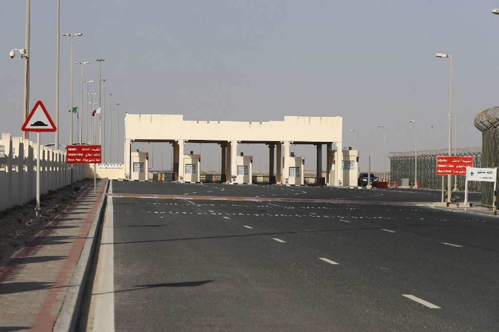 The Qatari side of the Abu Samrah border crossing with Saudi Arabia on 23 June 2017. On June 5, Saudi Arabia and its allies cut all diplomatic ties with Qatar, pulling their ambassadors from the gas-rich emirate and giving its citizens a two-week deadline to leave their territory. The measures also included closing Qatar's only land border, banning its planes from using their airspace and barring Qatari nationals from transiting through their airports. © AFP PHOTO / KARIM JAAFAR